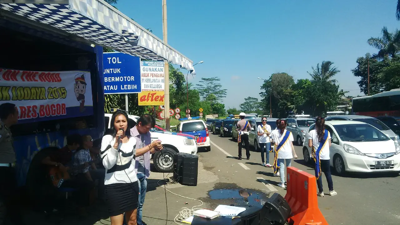 Hiburan Macet ke Puncak, Live Music dan Aksi Bagi Bunga Polisi