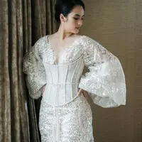 Chelsea Islan menjelma sebagai putri kerajaan Eropa dalam bridal robe Monica Ivena [@monicaivena]