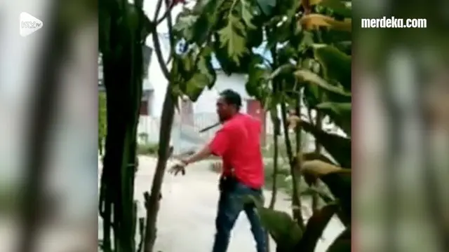 Pria yang diduga debt collector coba menikam seorang penunggak. Kejadian ini terekam kamera warga di Bulukumba, Sulawesi Selatan.