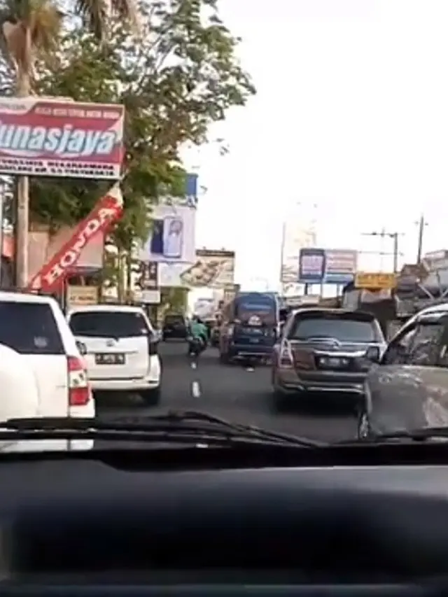 driver ojol bantu buka jalan ambulans (foto: Twitter/@aratiararismala)