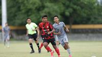 Pemain Persis Solo, Irfan Jauhari (jersey merah) saat ditempel pemain Borneo FC dalam uji coba di Stadion Sriwedari, Solo, Sabtu (5/11/2022). (Dok. Persis Solo)