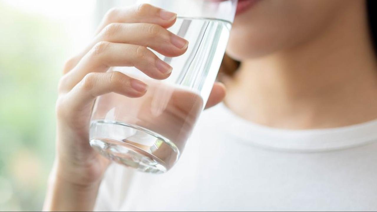 1. Perbanyak Minum Air Putih
