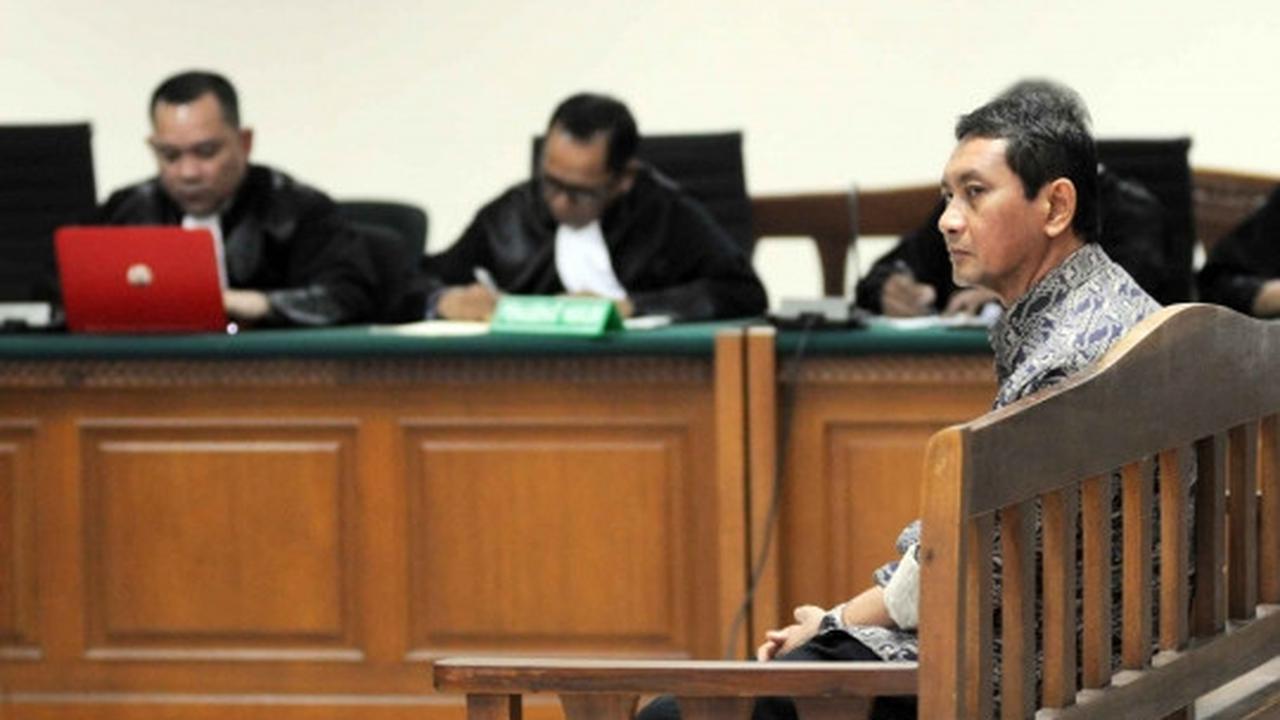 Dituntut JPU 19 tahun penjara, Udar tampak lesu