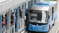 Bus Transjakarta menaikan penumpang di halte Tosari, Jakarta, Jumat (30/12). Koridor 1 (Blok M-Kota) dan Koridor 5 (Kampung Melayu-Ancol) akan menjadi fokus pelayanan pada malam tahun baru. (Liputan6.com/Yoppy Renato)