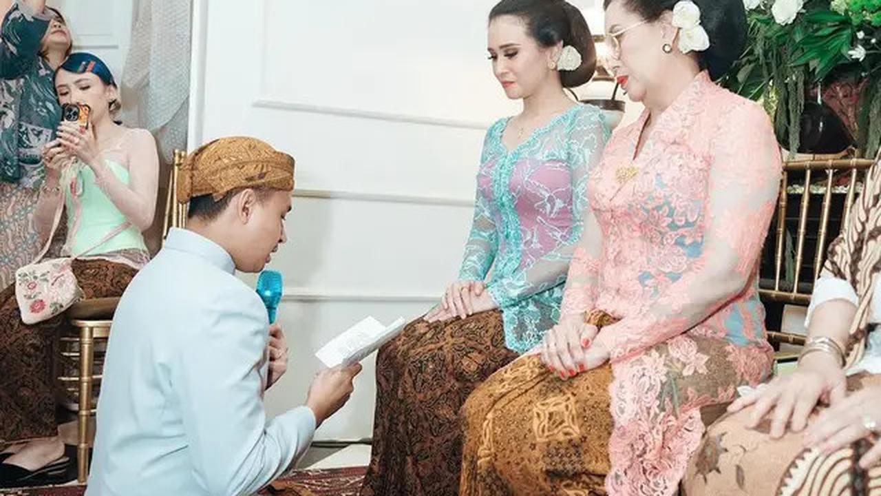 5 Potret Anggun Ayushita Kenakan Kebaya Saat Restui Sang Adik Menikah Duluan di Momen Langkahan, Cantik Khas Mba-Mba Jawa