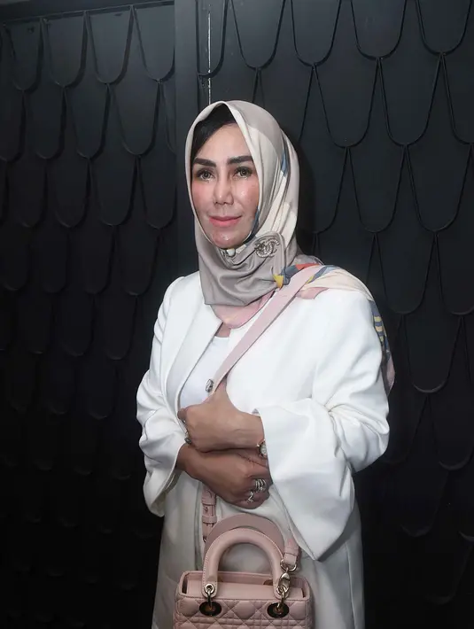 Sebagai seorang ibu, ia selalu komunikasi dengan putranya. Mama Amy juga tidak mau terlalu mengorek lebih jauh pribadi putranya. Apalagi ia melihat anaknya sudah cukup dewasa. (Nurwahyunan/Bintang.com)