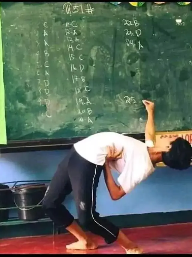 8 Potret Nyeleneh Siswa Waktu di Depan Kelas Ini Bikin Geleng Kepala