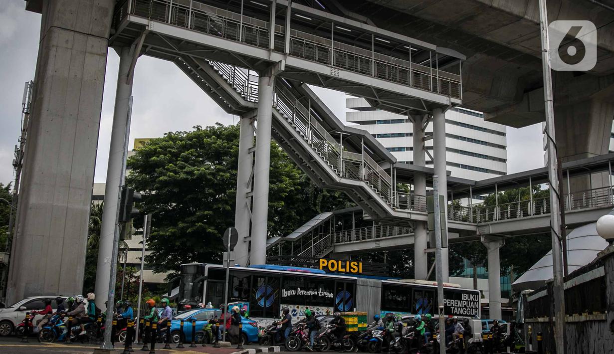 Kendaraan melintas di bawah halte Transjakarta CSW di Jalan Sisingamangaraja, Jakarta, Rabu (15/1/2020). Pemprov DKI akan mendesain ulang halte ini untuk nantinya terintegrasi dengan MRT Stasiun ASEAN dan bus Transjakarta yang direncanakan berlangsung pada Januari 2020. (Liputan6.com/Faizal Fanani)