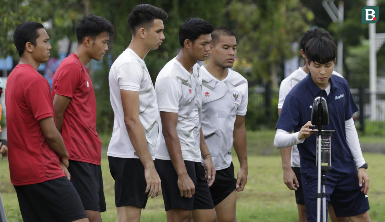 Pemain Timnas Indonesia mengamati penjelasan tentang Smart Gate saat latihan di Lapangan G, Senayan, Jakarta, Rabu, (19/2/2020). Pada sesi latihan kali ini Timnas menjalani tes fisik dengan menggunakan alat Smart Gate. (Bola.com/M Iqbal Ichsan)
