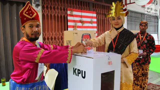 Petugas KPPS Berpakaian Adat di TPS