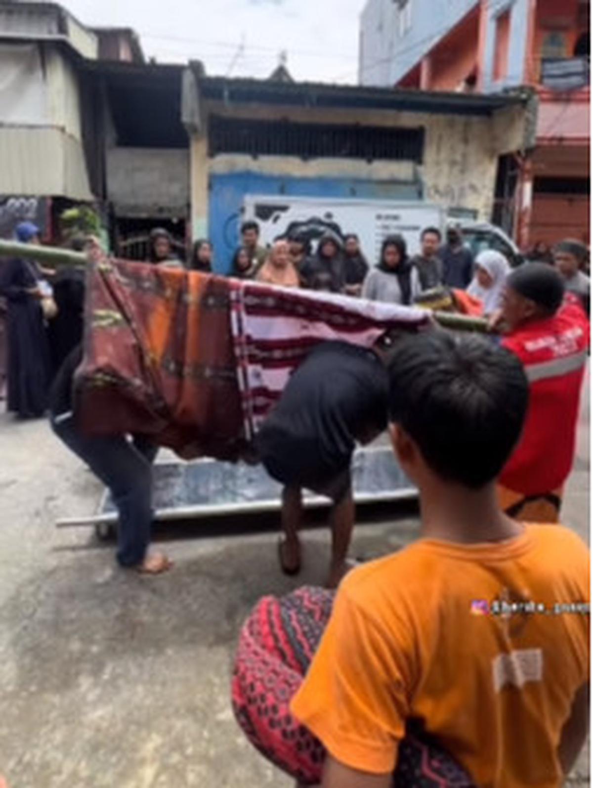 Perjuangan Warga Gotong Jenazah di Gang Sempit Ini Bikin Warganet Tersentuh