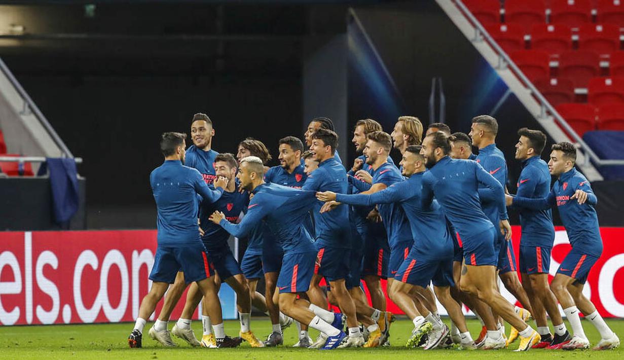 Para pemain Sevilla melakukan latihan jelang laga Piala Super Eropa di Puskas Arena, Hungaria, Kamis (24/9/2020). Sevilla akan berhadapan dengan Bayern Munchen.  (Bernadett Szabo/Pool via AP)