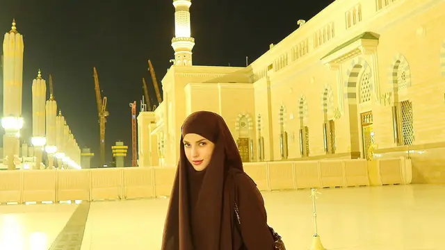 Pesona Tasya Farasya dalam Balutan Hijab Syar’i dan Cadar, Sambut Tahun Baru 2026 dengan Umrah