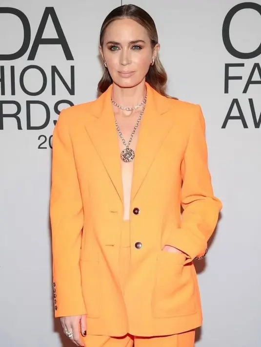 Emily Blunt juga tampil shirtless dan membuat pernyataan dalam setelan oranye cerah. Aktris itu mengenakan setelan Christopher John Rodgers dengan perhiasan Bulgari dan sepatu Titi Adessa. (Instagram/emilybluntofficial).