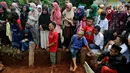 Raut kesedihan keluarga dan kerabat saat pemakaman korban kecelakaan bus di Tanjakan Emen Subang di TPU Legoso Ciputat, Tangerang Selatan, Banten, Minggu (11/2). Polisi masih menyelidiki penyebab kecelakaan maut tersebut. (Liputan6.com/JohanTallo)