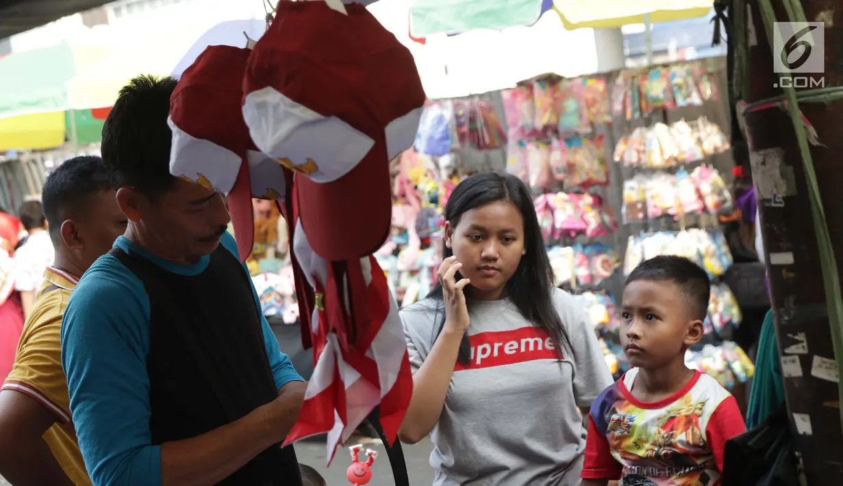 Dua orang anak memilih barang keperluan sekolah di Pasar Asemka, Jakarta, Selasa (7/9/2019). Jelang dimulainya tahun ajaran baru, Pasar Asemka ramai dikunjungi warga untuk berbelanja keperluan sekolah. (Liputan6.com/Helmi Fithriansyah)