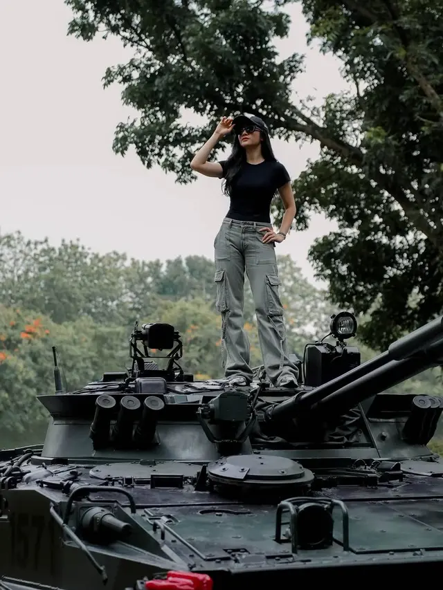 Febby Rastanty saat berpose di atas teng baja. [@febbyrastanty]