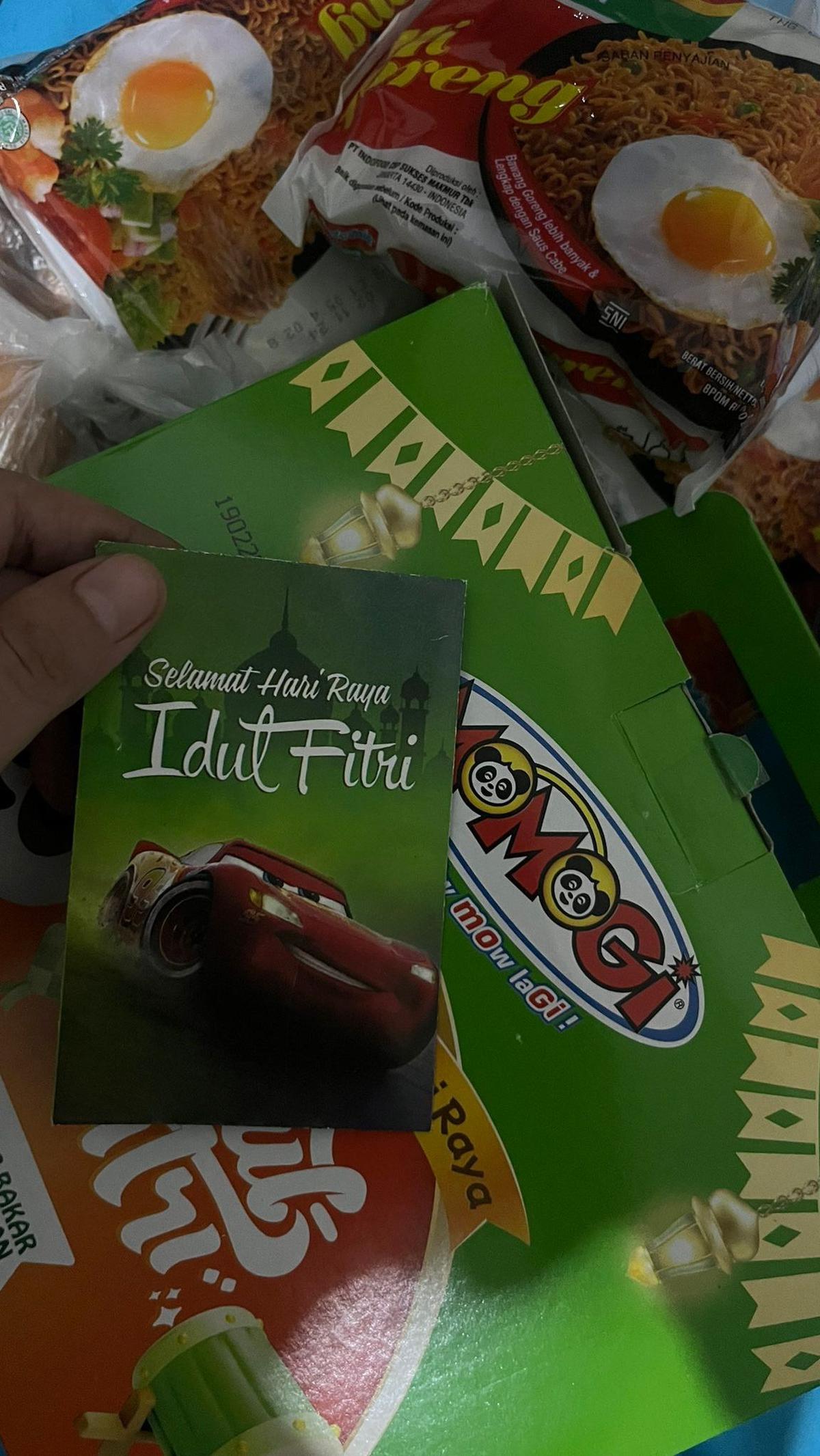 "Ini tadi siang aku dikaih THR sama sembako 🥹," ungkapnya. <br>