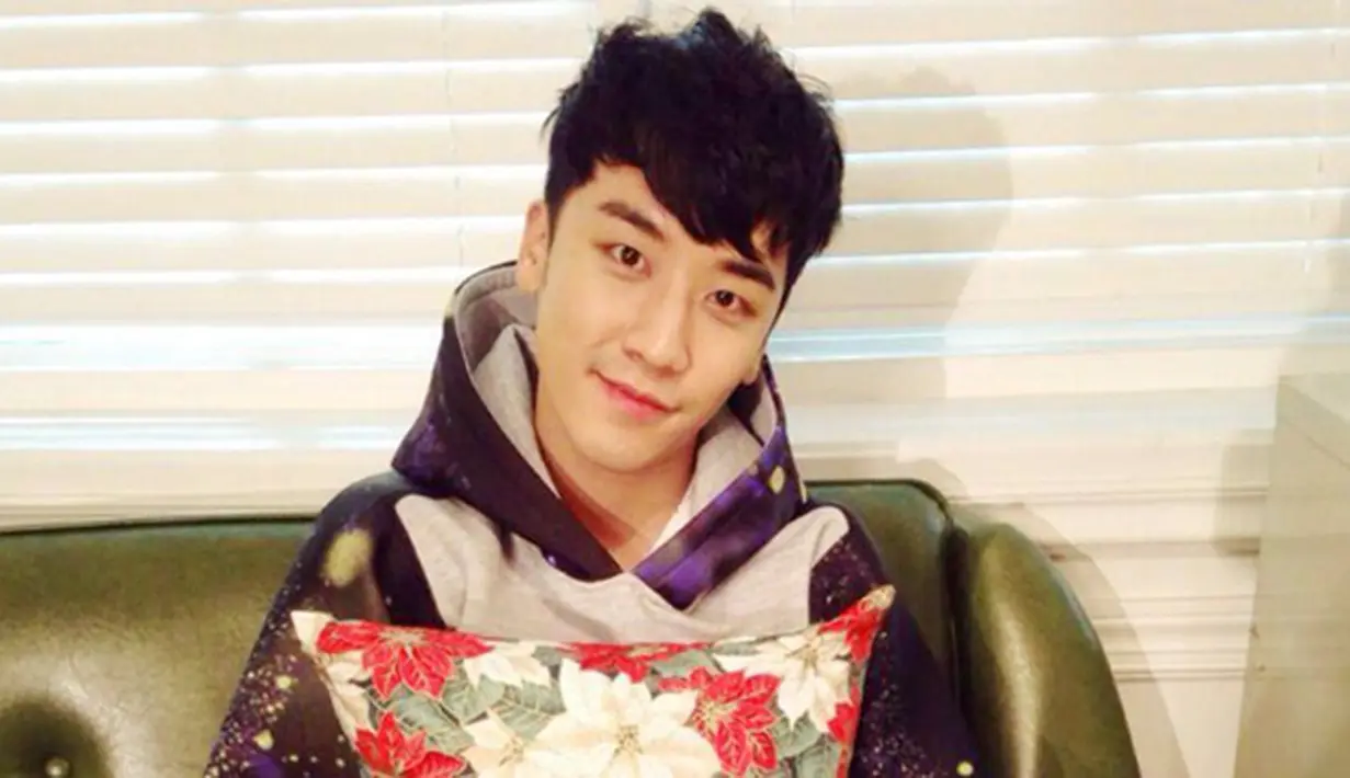 Padahal sebenarnya, Seungri mengaku tidak sadar dengan posisi tidurnya yang begitu nyeleneh. Ia pun sedang kelelahan, dan akhirnya ketiduran di bangku kereta. (Soompi/Bintang.com)