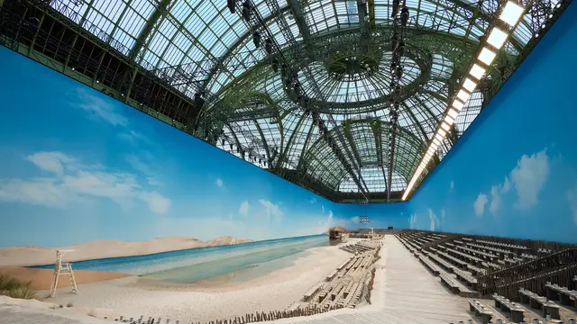Chanel menghadirkan pantai buatan di dalam Grand Palais