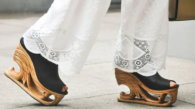 Heels dari Ukiran Kayu yang Sanggup Hiasi Setiap Langkahmu