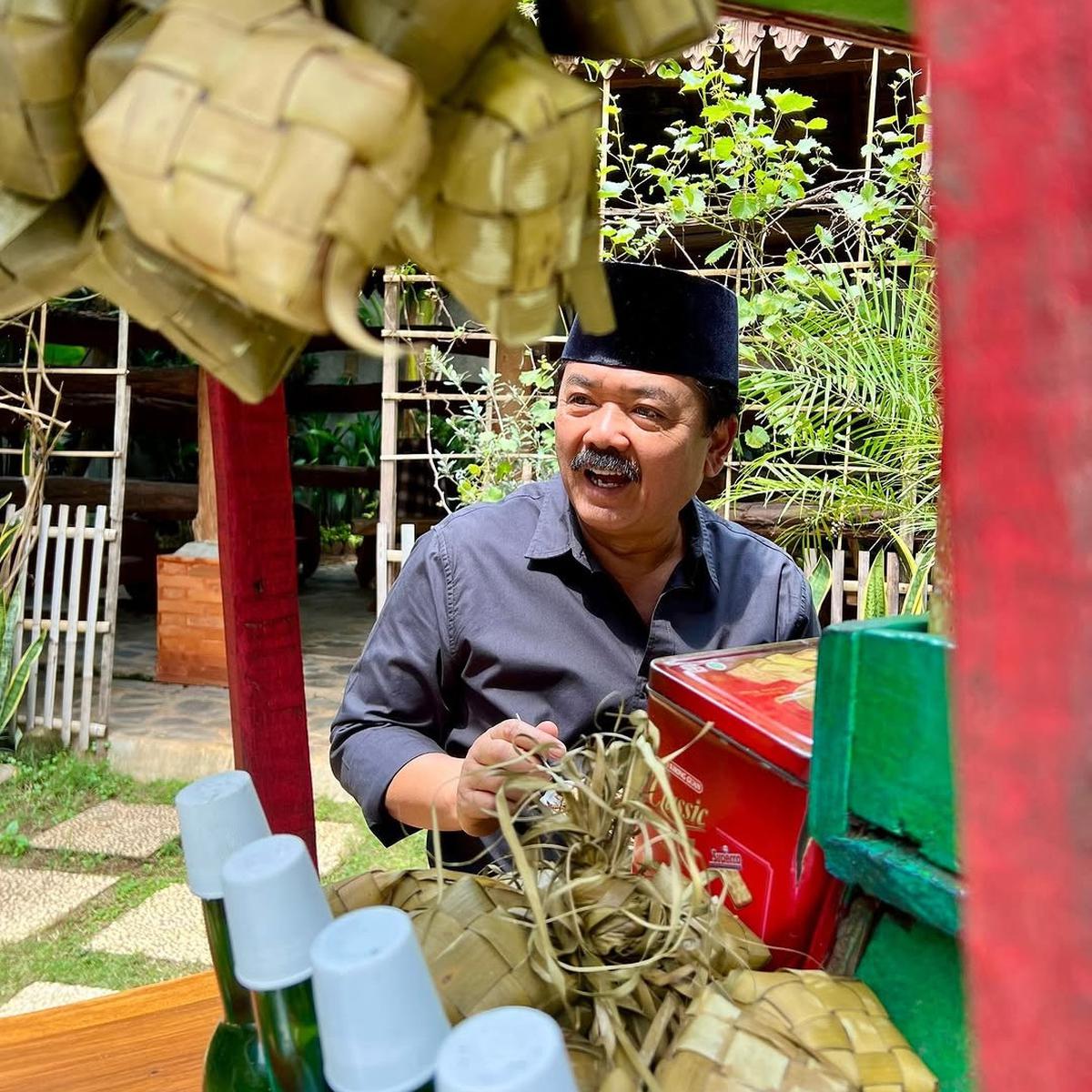 Momen Eks Panglima TNI Didatangi Gerobak Merah