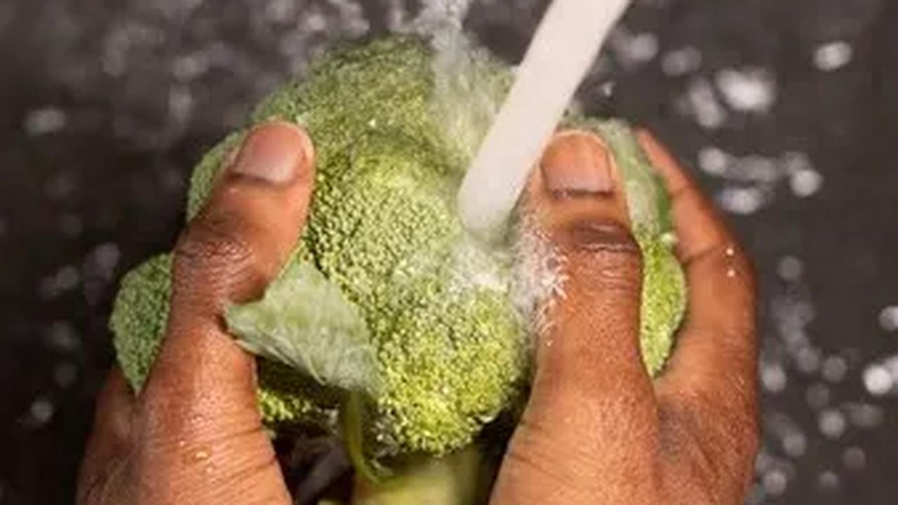 6. Bilas Sekali Lagi sebagai Sentuhan Akhir<br>Pastikan untuk membilas buah dan sayur sekali lagi sebagai langkah terakhir untuk memastikan semua kotoran dan bakteri terbuang bersama air.