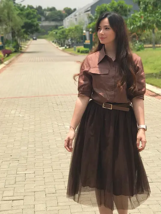 Meskipun tampil girly, namun look yang dihasilkan Asmirandah tetap terlihat simple dan nggak berlebihan. Kali ini, ia memilih warna cokelat untuk outfitnya. Ia memakai rok berbahan tile dengan atasan kemeja lengan panjang. (Instagram/asmirandah89)