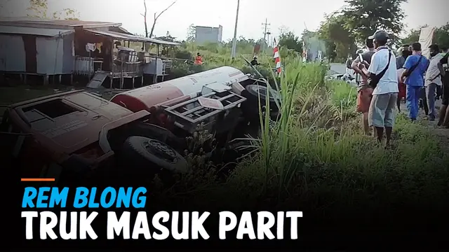 VIDEO: Rem Blong, Truk Tabrak Motor Hingga Masuk Parit