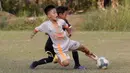 Pemain B24HABS, berebut bola dengan pemain Java Soccer Academy pada laga Indonesia Junior League 2019 di Lapangan Sawangan, Minggu (20/10). Dari liga kelas junior ini diharapkan bisa melahirkan pesepakbola muda berbakat dan berkualitas. (Bola.com/M Iqbal Ichsan)