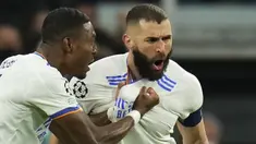 Karim Benzema baru saja melewati catatan gol Raul Gonzalez bersama Real Madrid di Liga Champions. Hattrick-nya ke gawang PSG di leg kedua babak 16 Besar UCL musim 2021/2022 (9/3/2022) mampu menggeser posisi Raul Gonzalez di posisi kedua. Berikut daftar 5 Besarnya. (AP/Manu Fernandez)