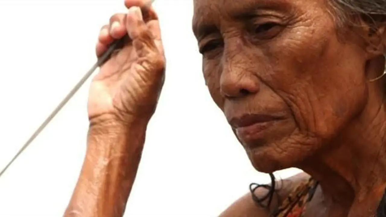 Kisah Pilu Nenek 74 Tahun yang Menyelam Demi Kumpulkan Uang Logam