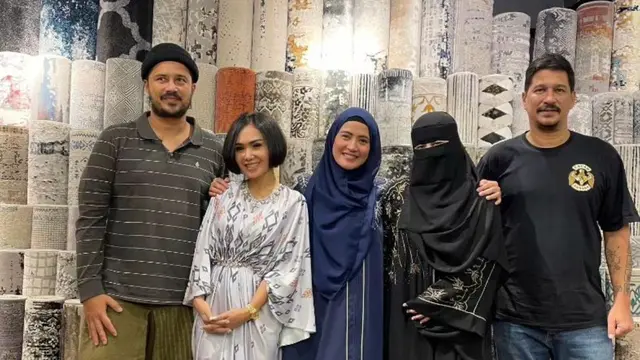 Potret Umi Pipik hadir dalam acara kajian dan buka bersama di rumah bos karpet (Sumber: Instagram/_ummi_pipik_)