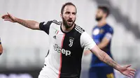 Striker Juventus, Gonzalo Higuain, melakukan selebrasi usai membobol gawang Lecce pada laga Serie A di Stadion Allianz, Jumat (26/6/2020). Juventus menang 4-0 atas Lecce. (AP/Fabio Ferrari)