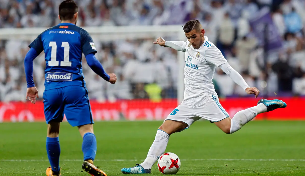 Pemain Real Madrid, Theo Hernandez berusaha melakukan tendangan dengan kawalan pemain Fuenlabrada, Hugen Fraile pada laga Copa del Rey 2017-2018 di Stadion Santiago Bernabeu, Selasa (28/11). Kedua tim bermain imbang 2-2. (AP Photo/Francisco Seco)