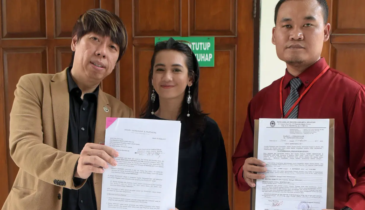 Dea Imut didampingi kuasa hukumnya Henry Indraguna saat menyerahkan berkas gugatan kasusnya dengan perusahaan DHL di Pengadilan Negeri Jakarta Selatan di kawasan Ampera Jakarta Selatan Kamis (9/11). (Nurwahyunan/Bintang.com)