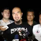 Musisi Ahmad Dhani saat memberi keterangan kepada awak media usai menjalani pemeriksaan terkait kasus dugaan makar di gedung Mako Brimob Kelapa Dua, Depok, Sabtu (3/12/2016). (Liputan6.com/Herman Zakharia)