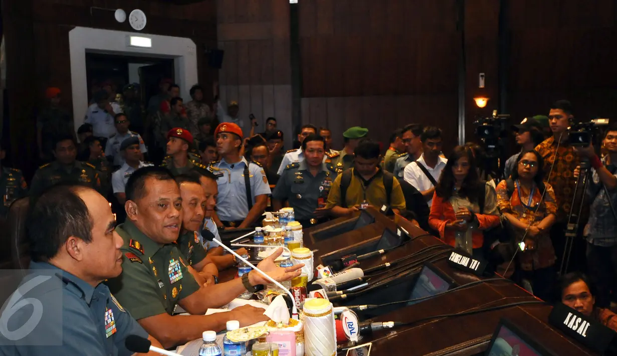 Panglima TNI, Jenderal TNI Gatot Nurmantyo (kedua kiri) memberikan keterangan usai Rapat Pimpinan TNI 2016 di Cilangkap Jakarta, Jumat (18/12/2015). Rapim bertujuan meningkatkan loyalitas, moralitas dan integritas TNI. (Liputan6.com/Helmi Fithriansyah)