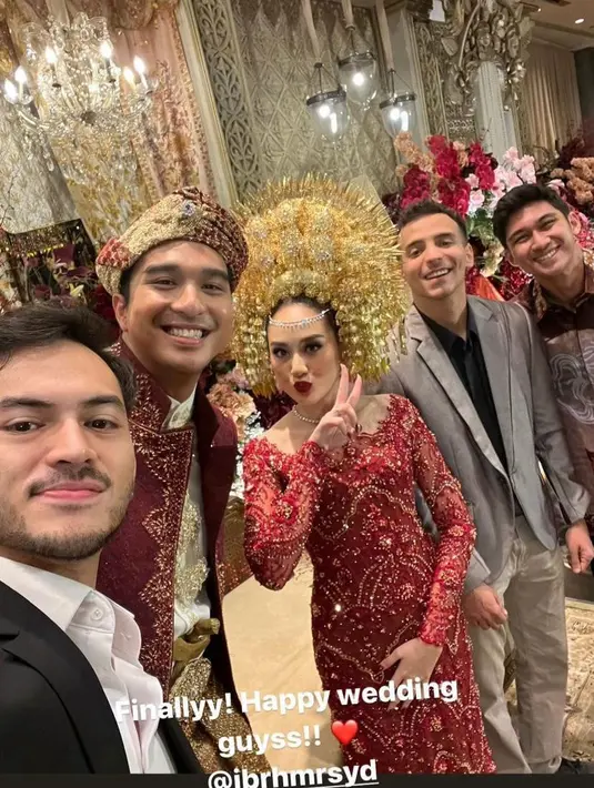 Terlihat juga Rizky Nazar kenakan jas hitam dan kemeja putihnya. [@rizkynazar20]