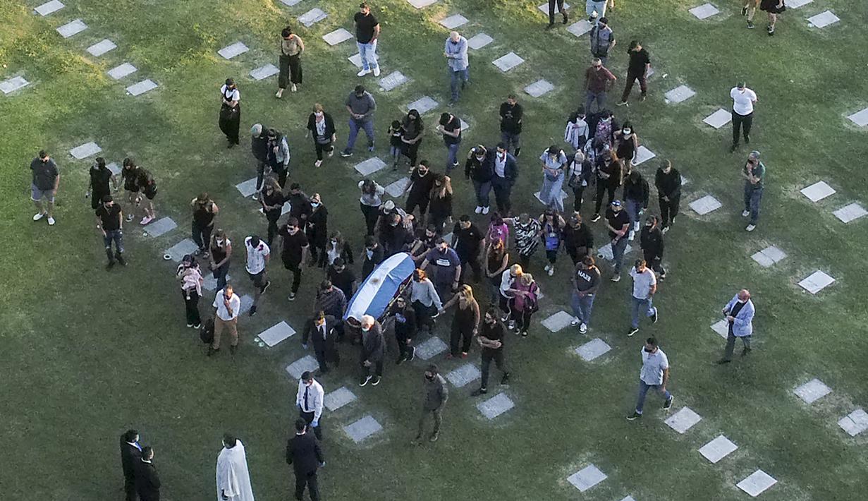 Foto udara pemakaman legenda sepak bola Argentina, Diego Armando Maradona, di pemakaman Jardin Bella Vista (Kamis (26/11/2020) waktu setempat. Diego Maradona meninggal karena serangan jantung pada usia 60 tahun. (AFP/Emiliano Lasalvia)