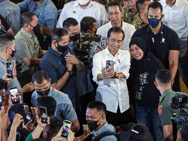 Presiden Joko Widodo atau Jokowi meninjau Pusat Grosir Blok A dan B Tanah Abang, Jakarta, Kamis (4/5/2023). Jokowi yang berkeliling didampingi Penjabat Gubernur DKI Jakarta Heru Budi Hartono pun menyambangi kios pedagang sambil menyapa pengunjung dan penjual. (Liputan6.com/Faizal Fanani)