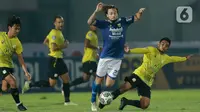 Pemain Persib Bandung, Marc Klok (tengah) berusaha melewati pemain Barito Putera pada laga BRI Liga 1 di Stadion Indomilk Arena, Tangerang, Sabtu (4/9/2021). Persib Bandung menang tipis 1-0 lewat gol telat Marc Klok. (Bola.com/M Iqbal Ichsan)