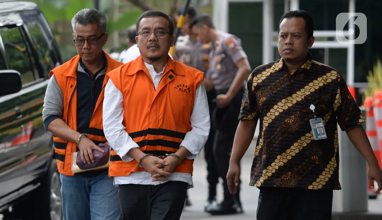 Kabid Jalan di Dinas PUPR Kabupaten Indramayu, Wempy Triyono (kiri) dan Kadis PUPR Pemkab Indramayu, Omarsyah tiba di Gedung KPK, Jakarta, Jumat (31/1/2020). Kedua tersangka diperiksa dalam kasus suap terkait pengaturan proyek di lingkungan Pemkab Indramayu Tahun 2019 (merdeka.com/Dwi Narwoko)
