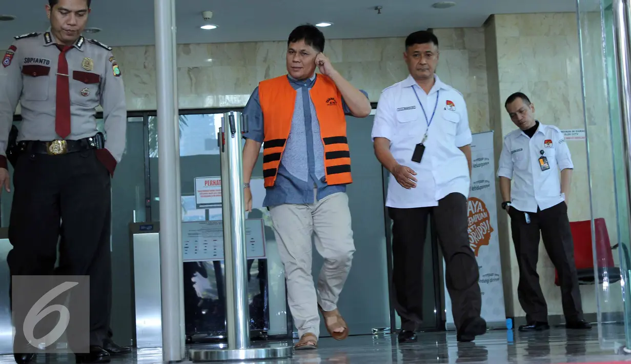 Tersangka Anggota DPRD Muba, Adam Munandar keluar gedung KPK usai menjalani pemeriksaan perdana, Jakarta, Jum'at (26/6/2015). Adam ditangkap bersama Ketua Fraksi PDIP DPRD Kabupaten Muba, Bambang Karyanto (BK). (Liputan6.com/Helmi Afandi)