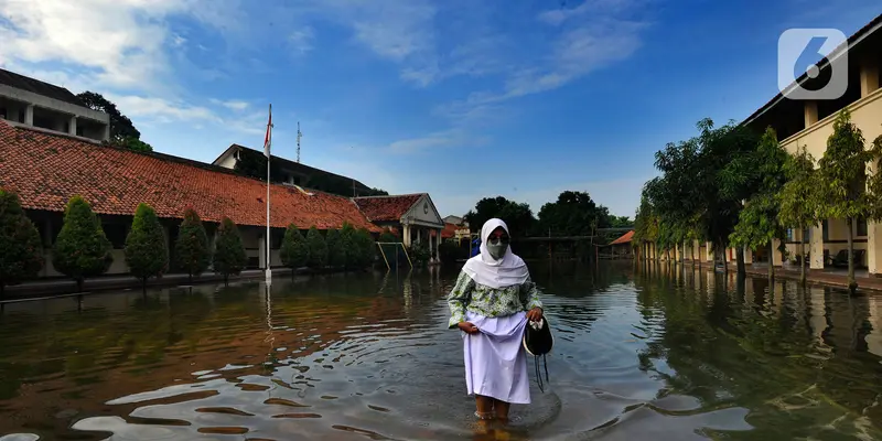 Penampakan SMAN 4 Tangsel yang Masih Terendam Banjir