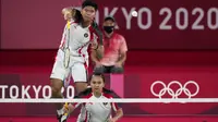 Ganda campuran Indonesia Praveen Jordan / Melati Daeva Oktavianti saat menghadapi pasangan nomor satu dunia asal China Zheng Si Wei / Huang Ya Qiong pada perempat final cabang bulu tangkis Olimpiade Tokyo 2020 di Mushashino Forest Sport Plaza, Tokyo, Jepa