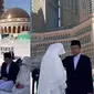 Pasangan pengantin melaksanakan akad nikah di Masjidil Haram. (Dok: TikTok @payungmadinah)