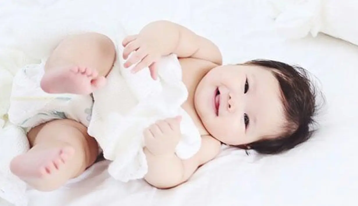 Tidak lama setelah melewati masa kelahiran, Gading dan Gisell sering memposting foto anak mereka dengan berbagai pose yang menggemaskan. (Via Instagram/@gisel_la)