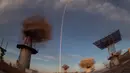 Roket Soyuz MS-11 meluncur ke Stasiun Luar Angkasa Internasional (ISS) di Baikonur, Kazakhstan, Senin (3/12). Tiga astronot akan melakukan misi selama enam setengah bulan. (AP Photo/Dmitri Lovetsky)