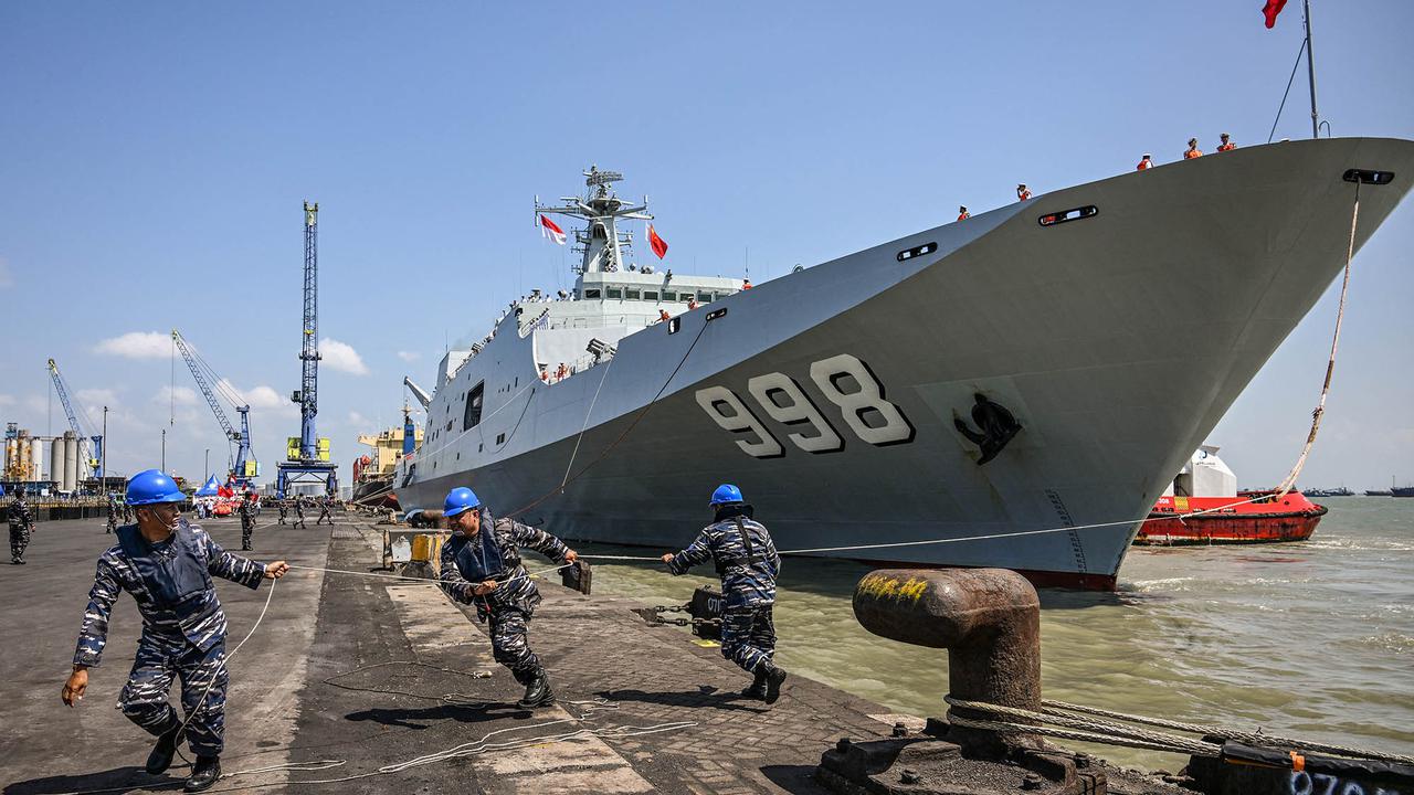 Dua Kapal Perang China Berlabuh di Surabaya